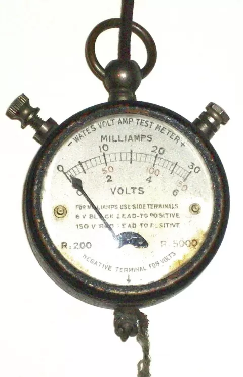 19.–20. gadsimta sākuma mehāniskais voltmetrs, izmantots elektrības sprieguma mērīšanai. Attēls ilustrē elektromērījumu vēsturi.